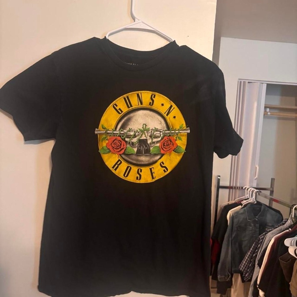 Modern reprint guns and roses band tee Cool sun fade.